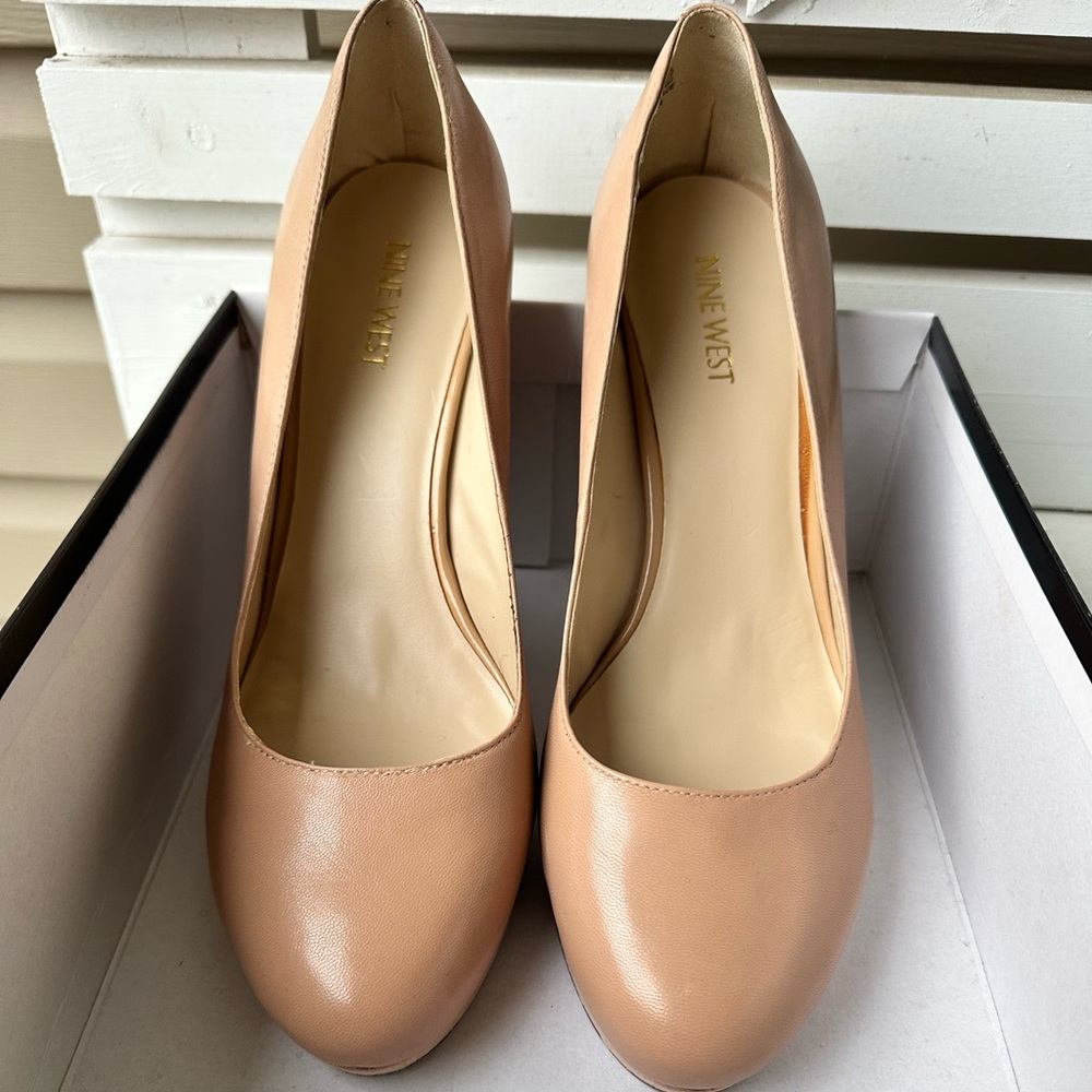 NIB Nude Nine West leather heels 9M
